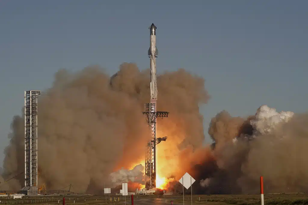 จรวดเมกะ Starship ของ SpaceX ปล่อยตัวสำหรับการทดสอบบินจากฐาน Starbase ใน Boca Chica, Texas