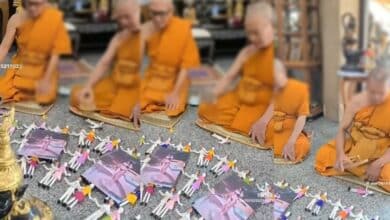 พระทำพิธี รองเท้าตีหุ่น