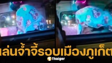 2 คู่รักนักท่องเที่ยว เล่นจ้ำจี้กันกลางรถสามล้อ ขณะขับพาเที่ยวชมเมืองภูเก็ต คนขับเผย 'เตือนแล้วก็ไม่ฟัง'