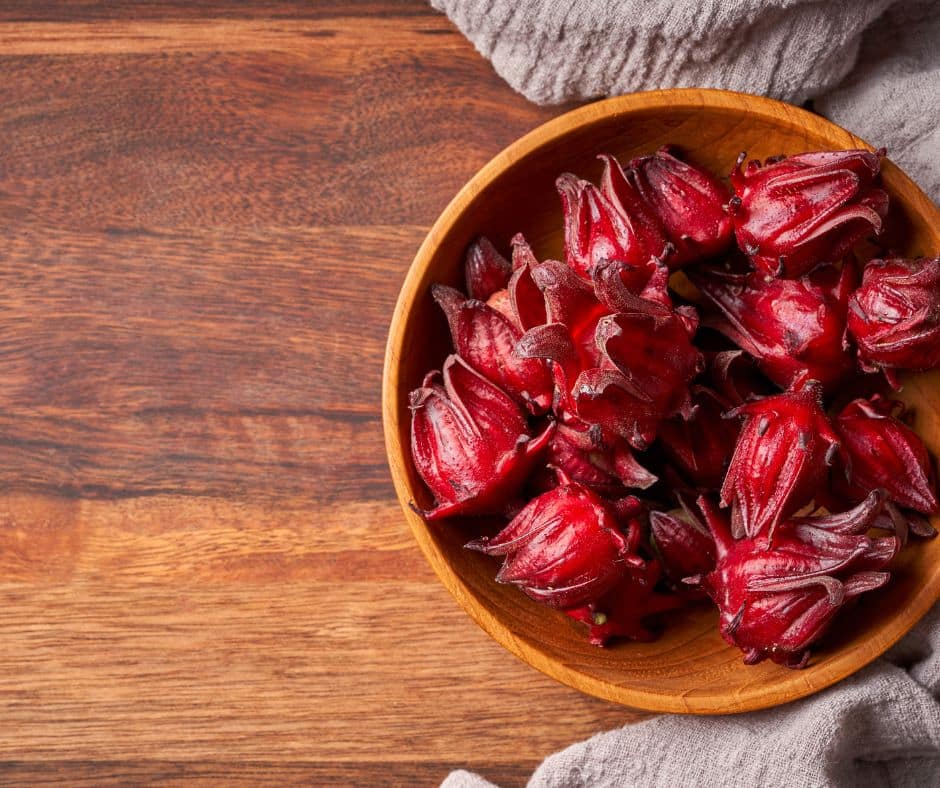 ดอกกระเจี๊ยบแดง อยู่ในจาน