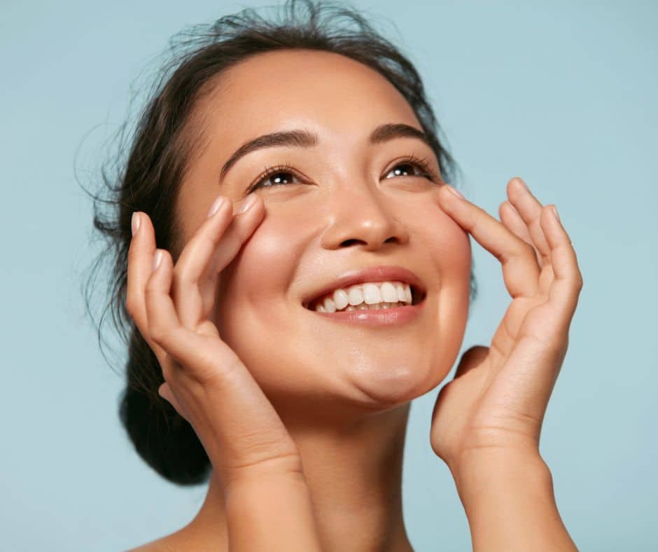 ผู้หญิงจับหน้าตัวเอง