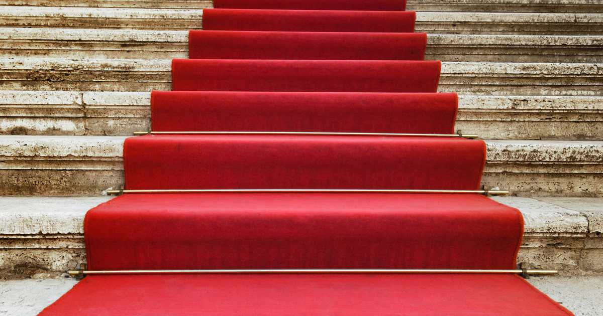 งานเปิดตัวภาพยนตร์ พรมแดง เลื่อนถ่ายทำ