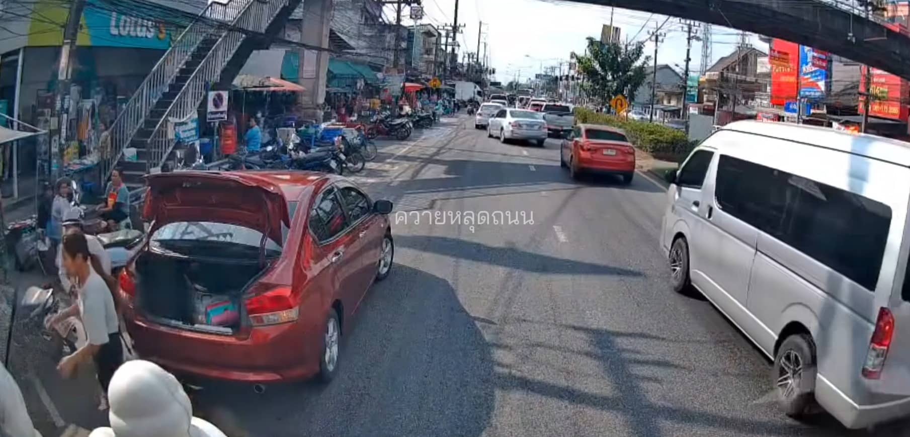 จอดรถขวางกลางถนน บังเลนรถบรรทุก