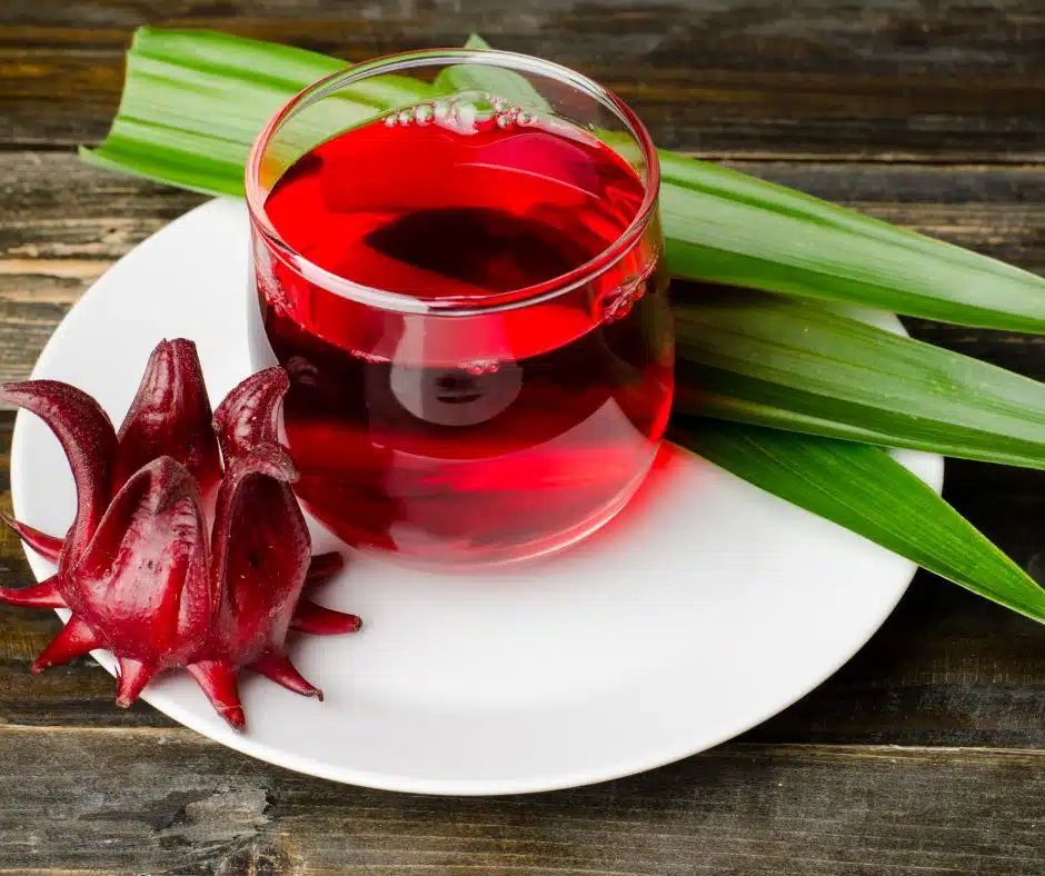 น้ำกระเจี๊ยนบ อยุ่ในแก้ว