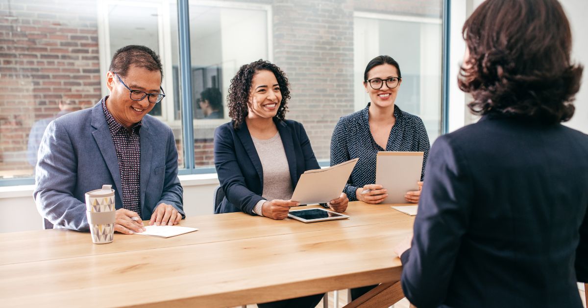 คนกำลังพูดคุยเพื่อสัมถาษณ์งาน