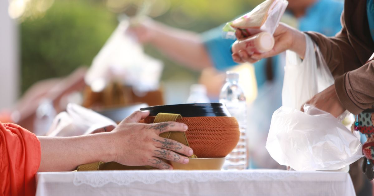 คนกำลังใส่บาตร