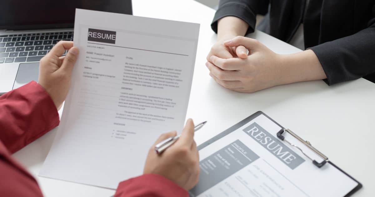 คนกำลังยื่นรีซุเม่เพื่อสัมภาษณ์งาน