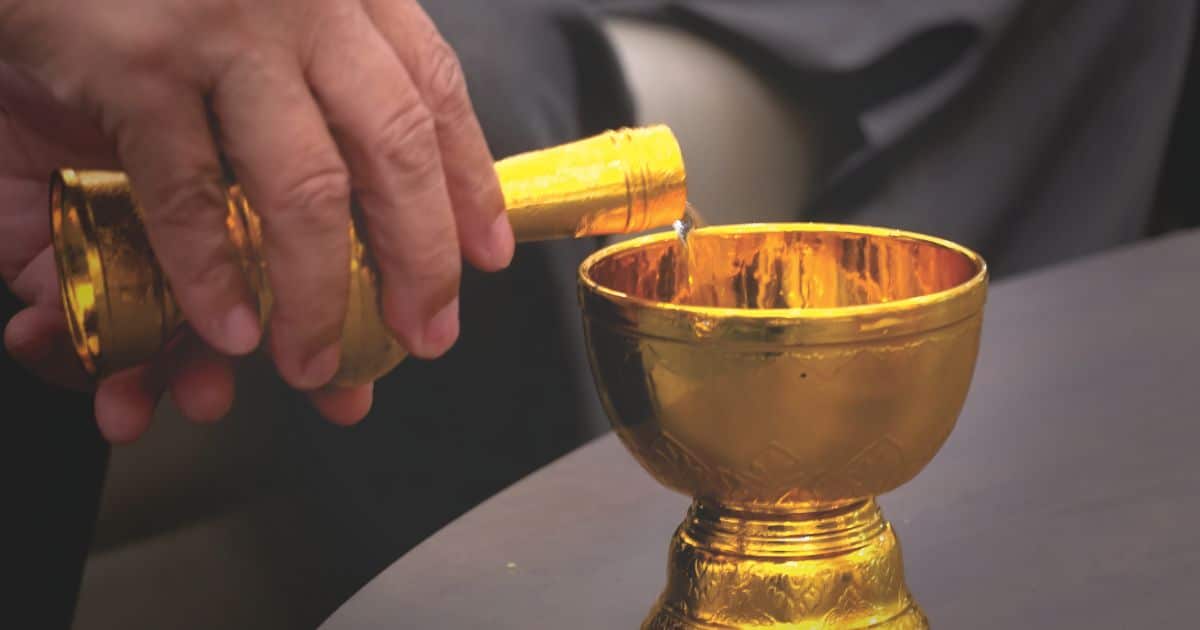 คนกำลังกรวดน้ำ