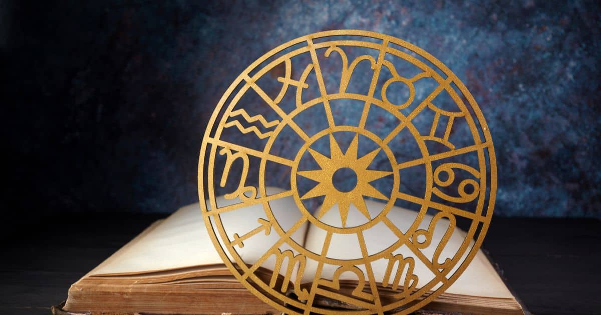 หนังสือและแผ่นสัญลักษณ์ราศีทั้ง 12