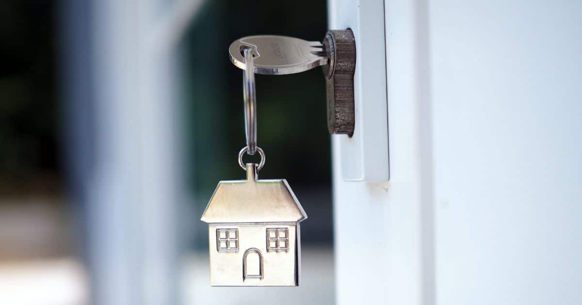 คนไขกุญแจเข้าบ้าน