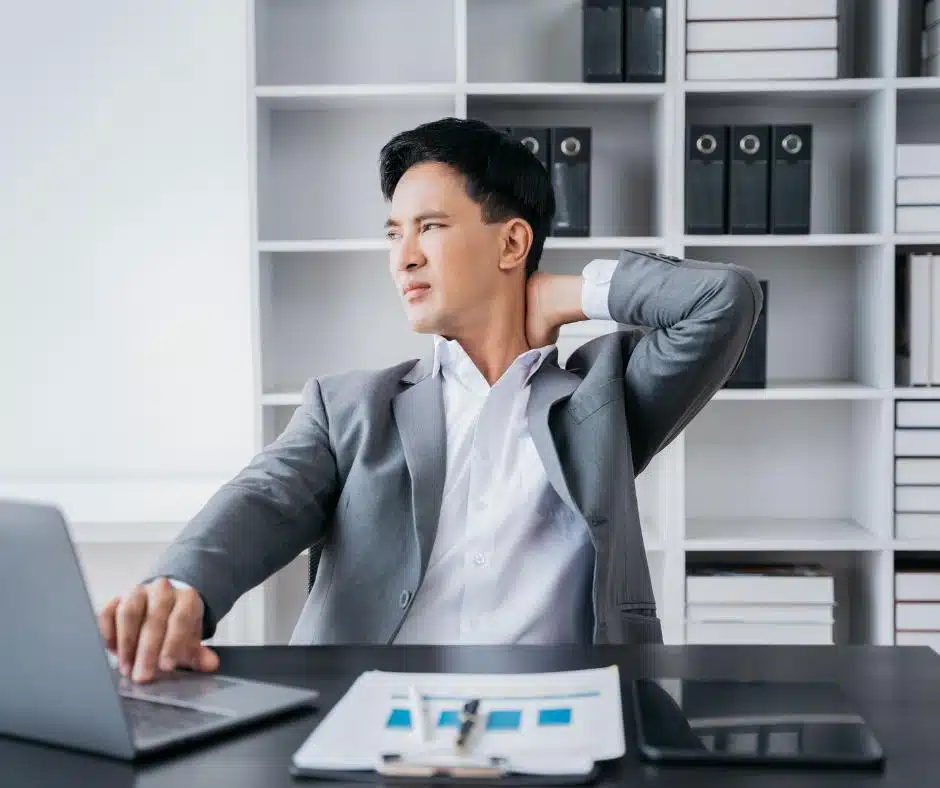 ผู้ชายนั่งทำงานนาน ปวดหลัง