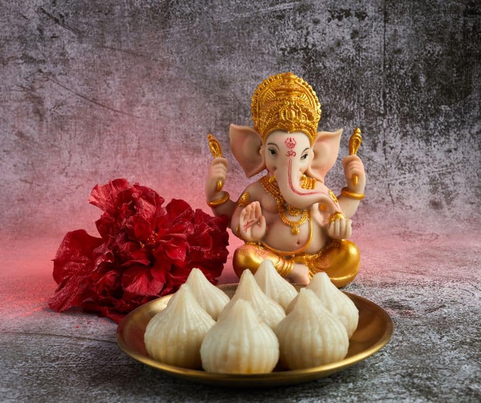 พระพิคเนศขนมโมทกะ และดอกชบาแดง