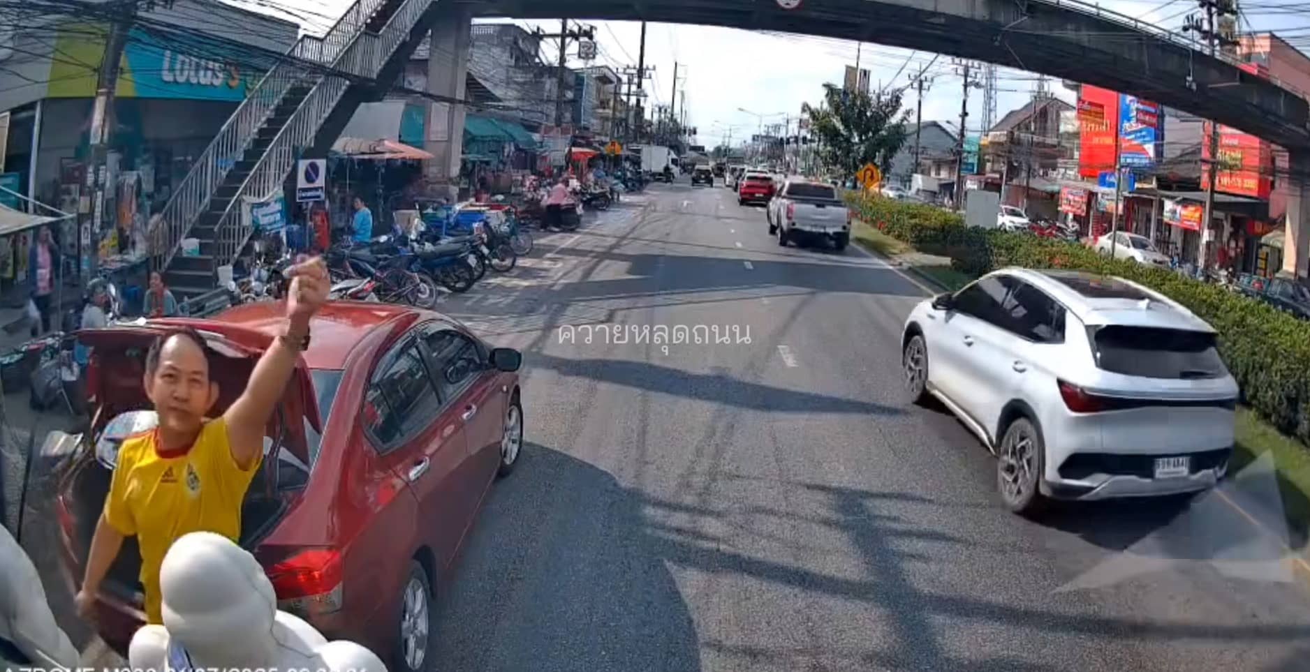 พ่อค้ากำลังจะชูนิ้วกลางใส่ให้กล้องหน้ารถ