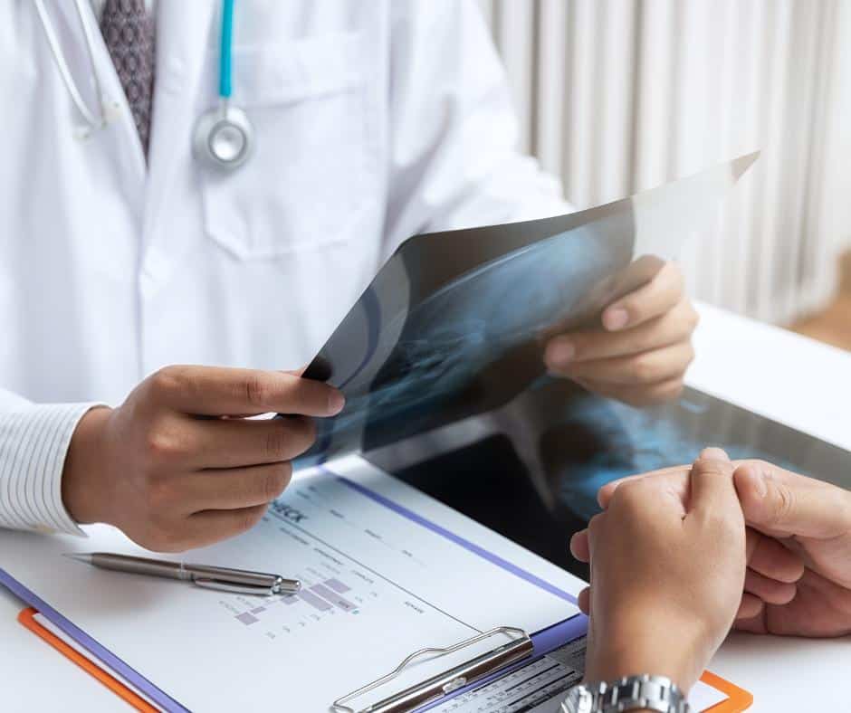 ภาพหมอกำลังอ่านฟิล์มเอ็กเรย์