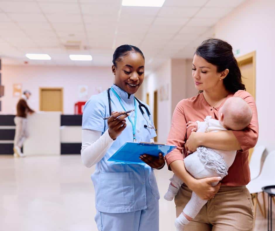 ถาพหมอกำลังพูดคุยกับผู้ปกครองของคนไข้ที่เป็นเด้ก