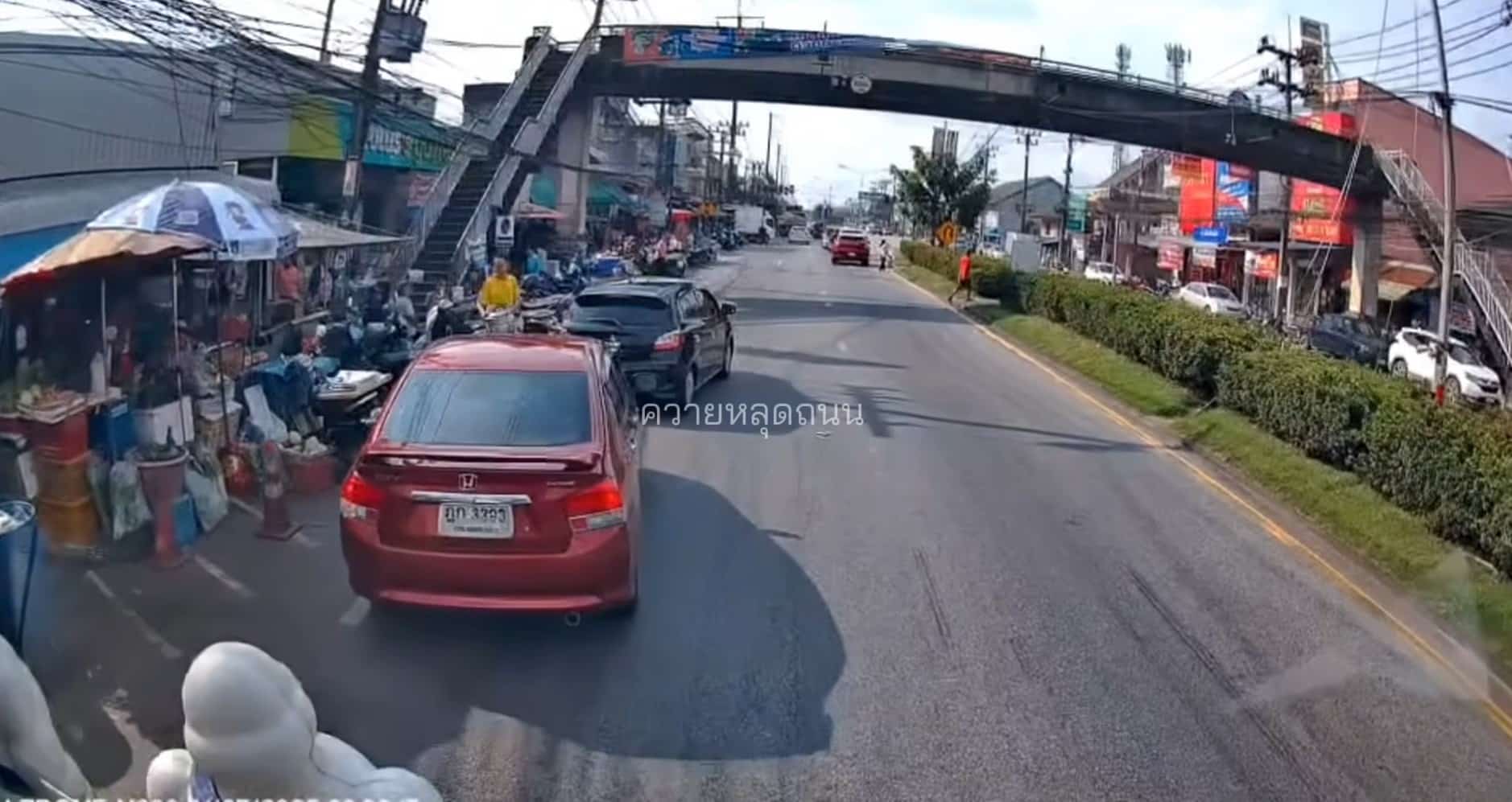 รถสีแดงจอดริมทางแต่ก็ยังขวางทางรถบรรทุก แถมไม่เปิดไฟฉุกเฉิน