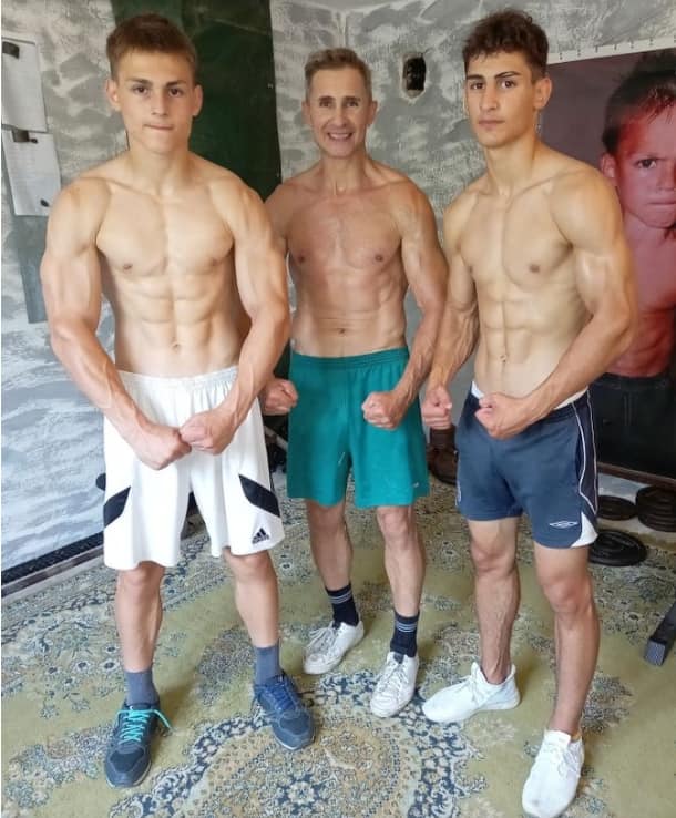 สองพี่น้องชาวโรมาเนีย &quot;สโตรเอ&quot; อดีตเจ้าหนูนักกล้ามไวรัลระดับโลก เผยภาพปัจจุบันในวัยรุ่นสุดฮอต กล้ามเนื้อสมบูรณ์แบบ