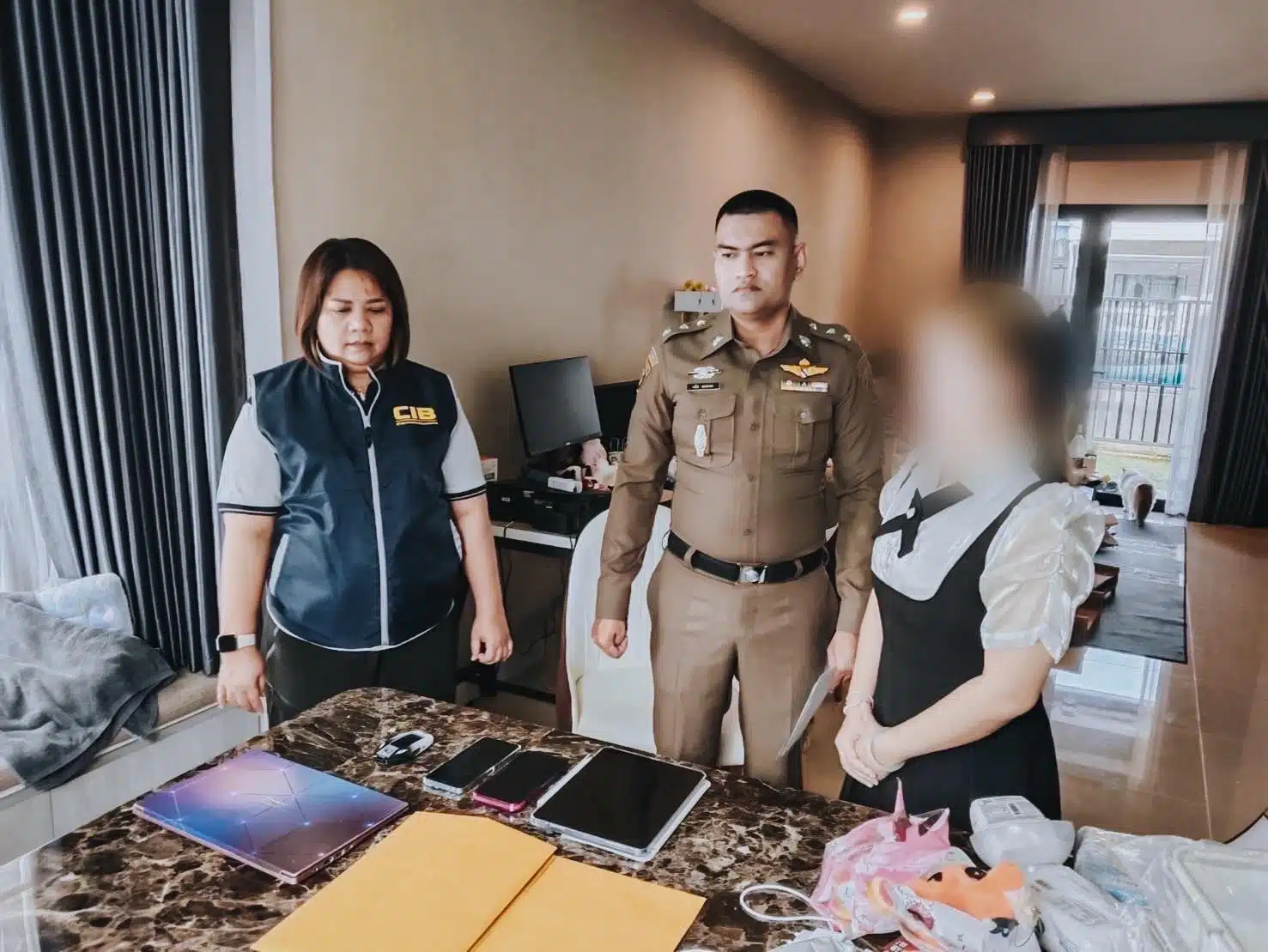 ตำรวจสอบสวนกลาง จับกุม 2 ผู้ต้องหา หลอกเหยื่อลุงทุนแชร์ลูกโซ่ตู้เติมเงินเคธี่ปันสุข K4