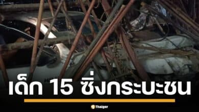 รอดปาฏิหาริย์ เด็กอายุ 15 ปี แอบซิ่งกระบะ แซง รถจักรยานยนต์พุ่งชนร้านค้า 3 ร้านรวด พังยับเยิน ริมถนนข้ามสะพาน