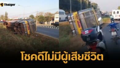 ใจหาย รถรับ-ส่งนักเรียน เสียหลักพลิกคว่ำ ตกร่องถนน บาดเจ็บกว่า 10 คน