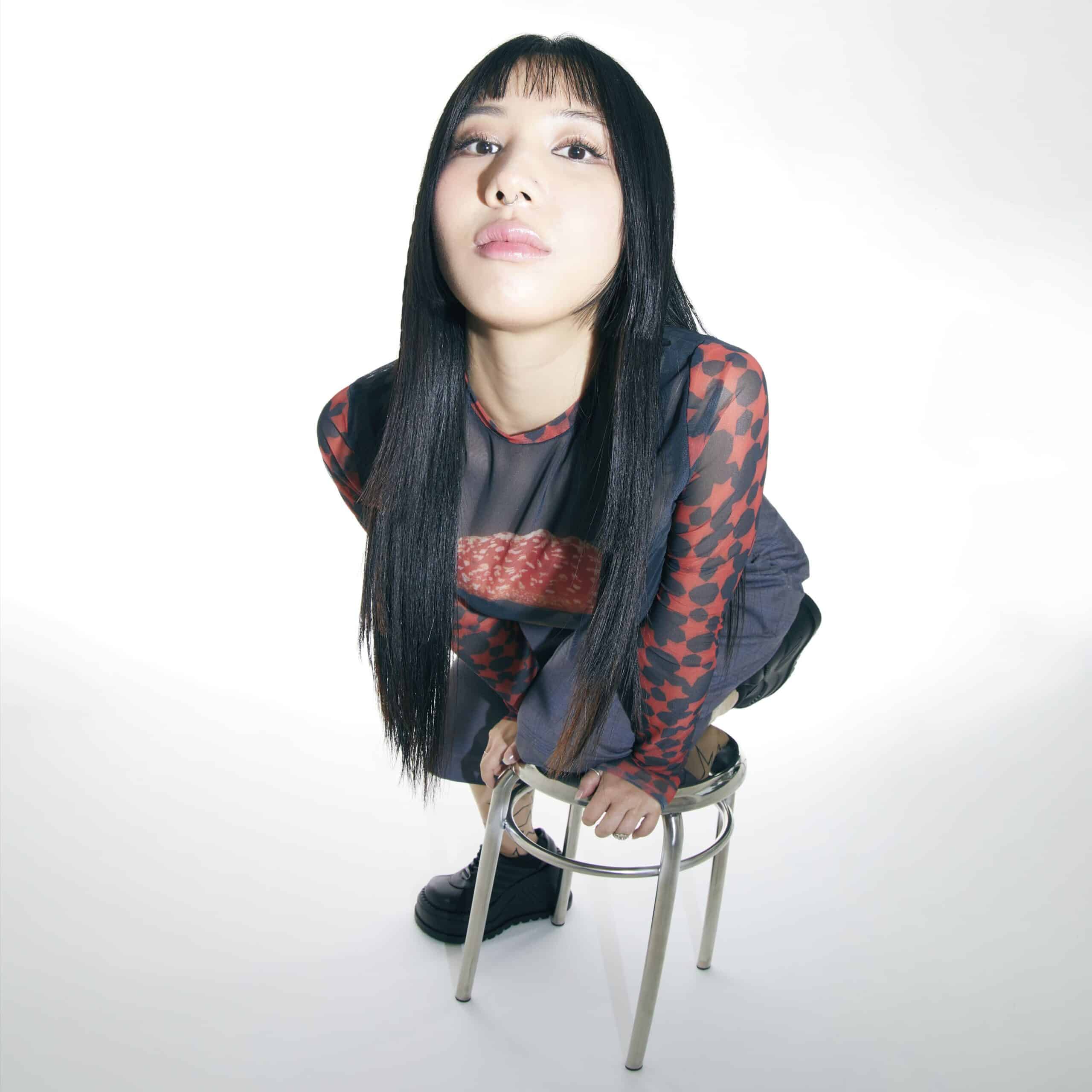 เตรียมตัวพบกับ Jacqui ก้าวสู่วงการดนตรี K-Pop อย่างสง่างามด้วยเสียงอันละมุนและเสน่ห์จัดจ้าน เพลงของเธอแสดงถึงความรักและความมั่นใจในตัวเอง Korea Spotlight งาน Bangkok Music City 2025 วันที่ 1-2 มีนาคม 2025 น. ย่านสร้างสรรค์เจริญกรุง, กรุงเทพมหานคร 