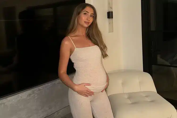 Lily Philips ท้อง