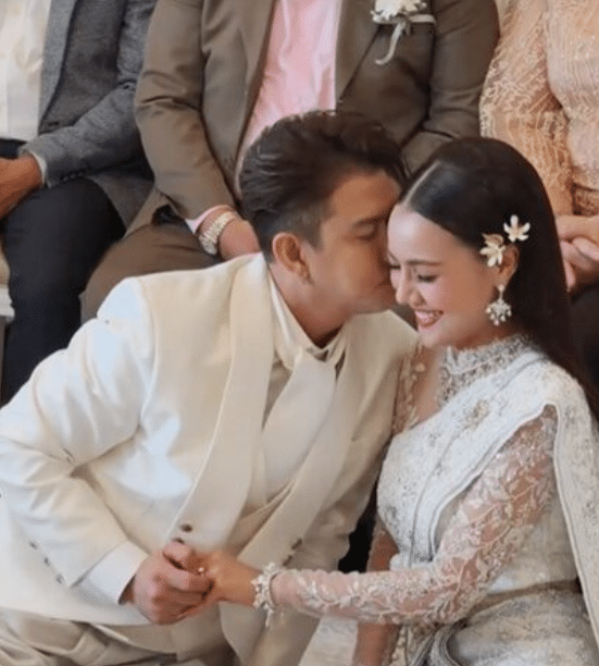 แจ๊ค ธนพล หอมแก้ม เอม รมิดา ในงานแต่งงาน