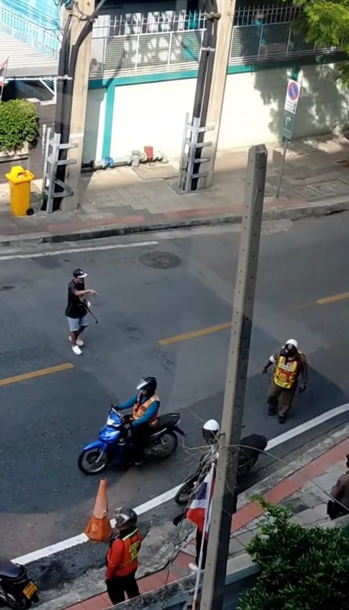 ชายคลั่งไล่ฟันตำรวจ