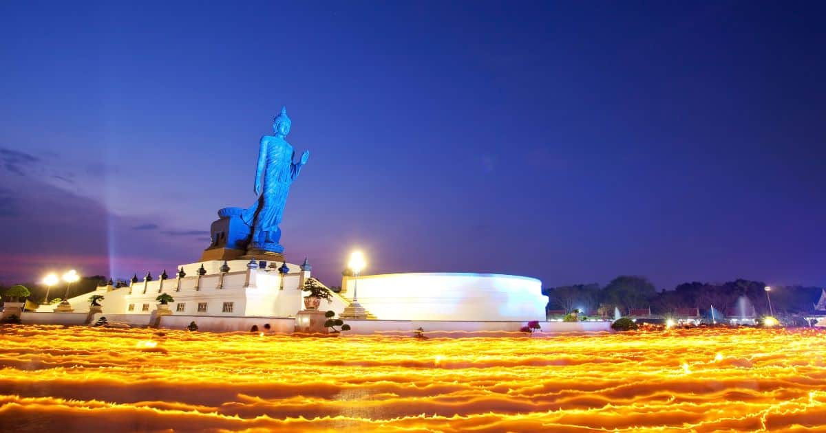 ในวันมาฆบูชา ผู้คนนิยมไปเวียนเทียนที่พุทธมณฑล จังหวัดนครปฐม