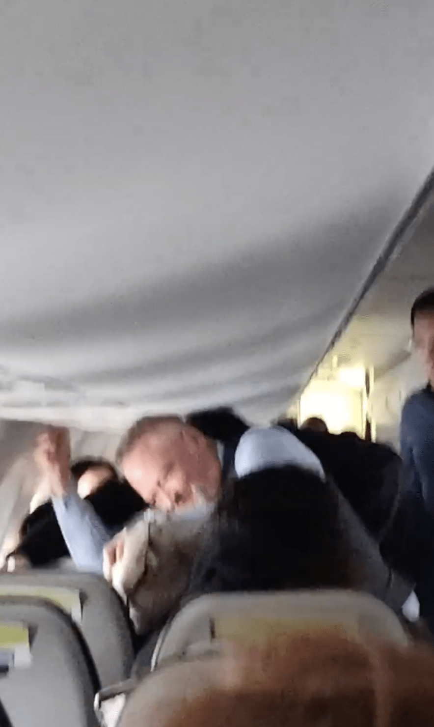 แอร์โฮสเตสได้ผลักหน้าชายคนนั้นไว้ พร้อมกับร้องขอความช่วยเหลือจาก "ผู้ชายที่แข็งแรงอีกคน" เพื่อช่วยควบคุมสถานการณ์