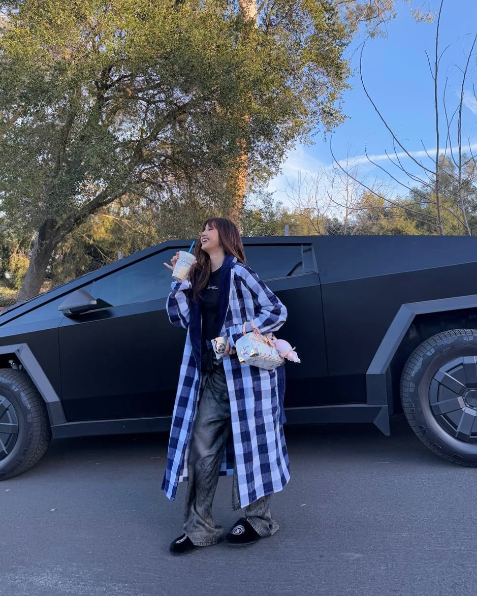 รถยนต์อีวี Tesla Cybertruck ของลิซ่า