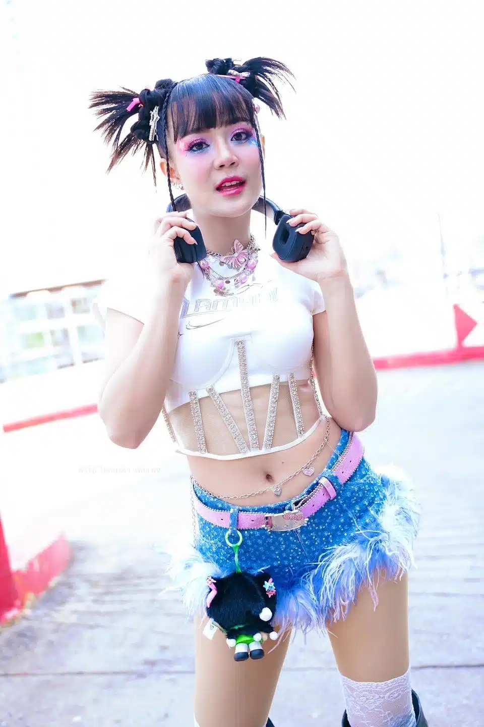 ตารางงานเดือนมีนาคมที่แน่นขนัดของซุปเปอร์สตาร์ไทย ลำไย ไหทองคำ แสดงคอนเสิร์ต 56 งาน