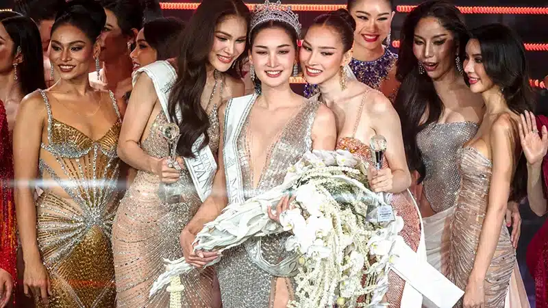 "แอนดอย" ปรียากร พรพรหม ร่วมเฟรมกับเพื่อนผู้เข้าประกวด Miss Tiffany's Universe 2025