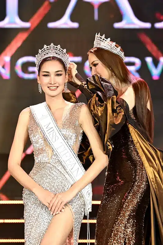 "แอนดอย" ปรียากร พรพรหม ผู้คว้ามงกุฎ Miss Tiffany's Universe 2025 สวมมงกุฎบนเวทีอย่างสง่างาม