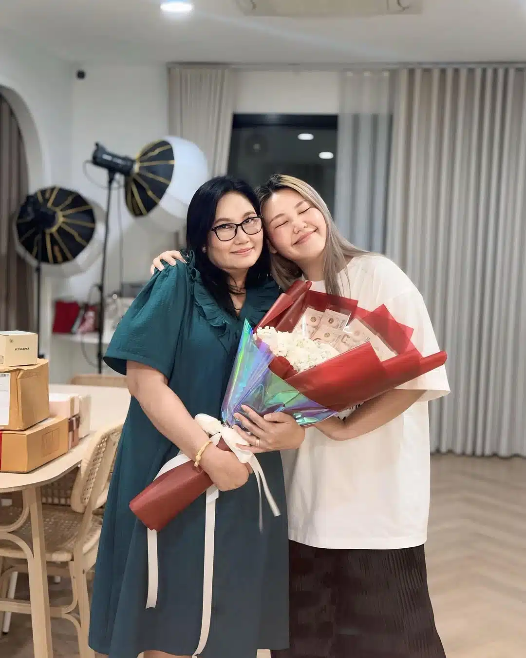 โบว์ กัญญารัตน์ อินฟลูเอนเซอร์ชื่อดัง โพสต์แจ้งข่าว รถตู้ทีมงานประสบอุบัติเหตุ แม่-ทีมงาน บาดเจ็บ เร่งนำตัวส่งรพ.-2