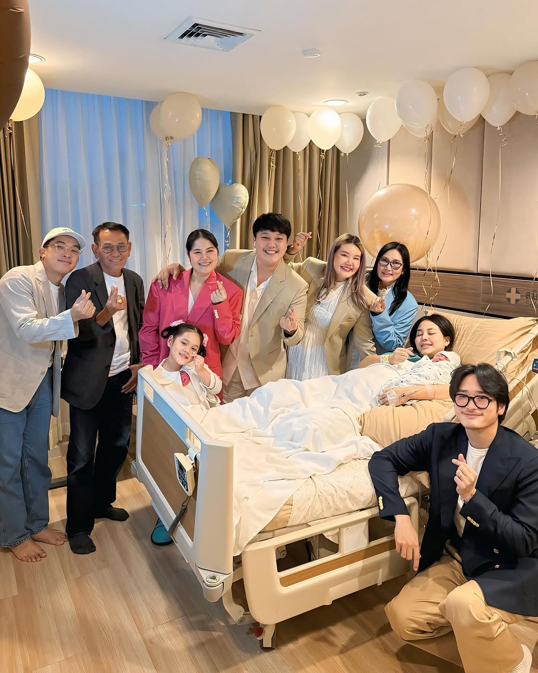 โบว์ กัญญารัตน์ อินฟลูเอนเซอร์ชื่อดัง โพสต์แจ้งข่าว รถตู้ทีมงานประสบอุบัติเหตุ แม่-ทีมงาน บาดเจ็บ เร่งนำตัวส่งรพ.-3