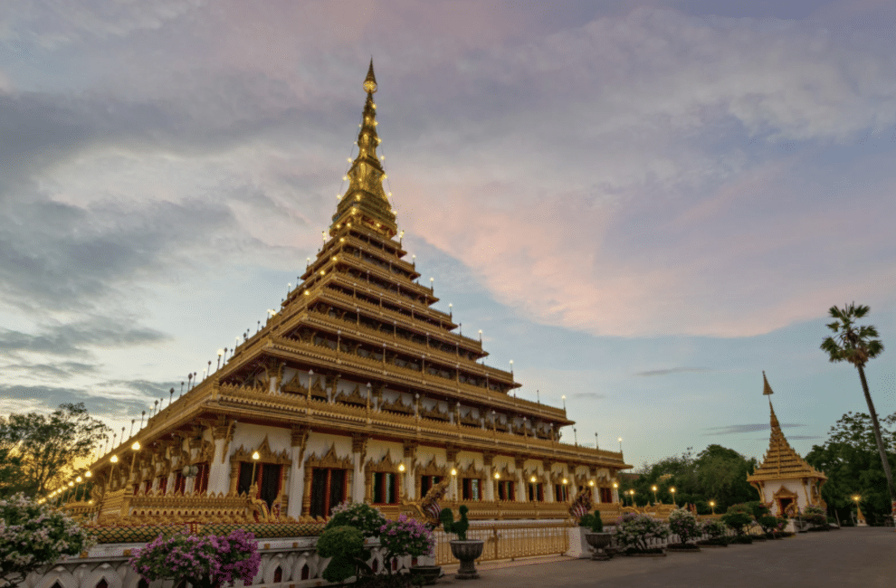 สงกรานต์ขอนแก่น นอกจากเล่นน้ำถนนข้าวเหนียว แนะนำให้เข้าวัดทำบุญ 