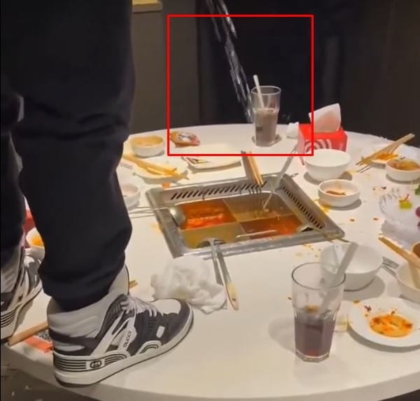 หนุ่มจีนกร่าง ยืนฉี่ใส่หม้อไฟจีน