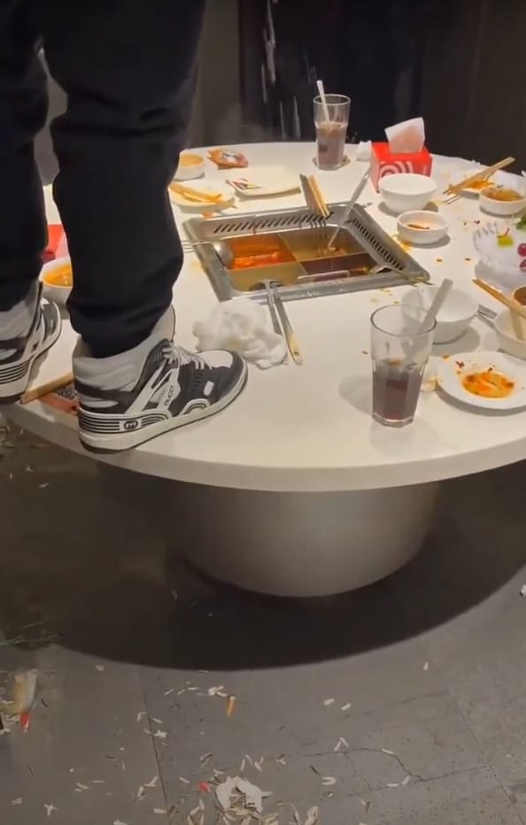 เจ้าของร้านดังเดือด โดนวัยรุนยืนฉี่หม้อไฟ