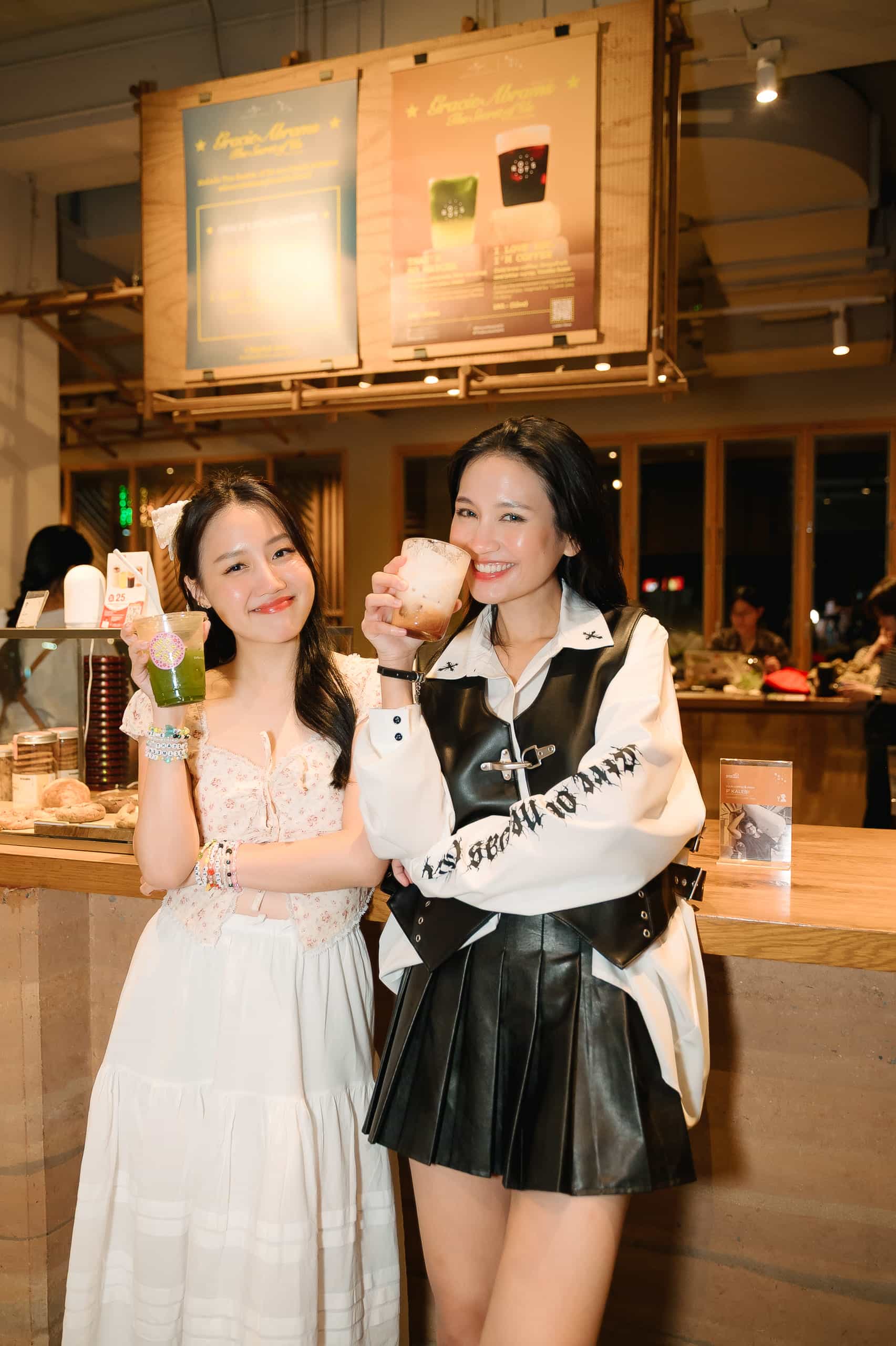 บรรยากาศภายในร้าน Roots สาขาสาธร กับการแนะนำ 2 เมนูเครื่องดื่มสุดพิเศษ “That’s So Matcha” และ “I Love You, I’m Coffee”พร้อม จากแคมเปญ Universal Music Thailand x Roots “Gracie Abrams: The Secret of Us Thailand” ในรอบสื่อมวลชนและอินฟลูเอนเซอร์ เมื่อวันที่ 31 มีนาคมที่ผ่านมา