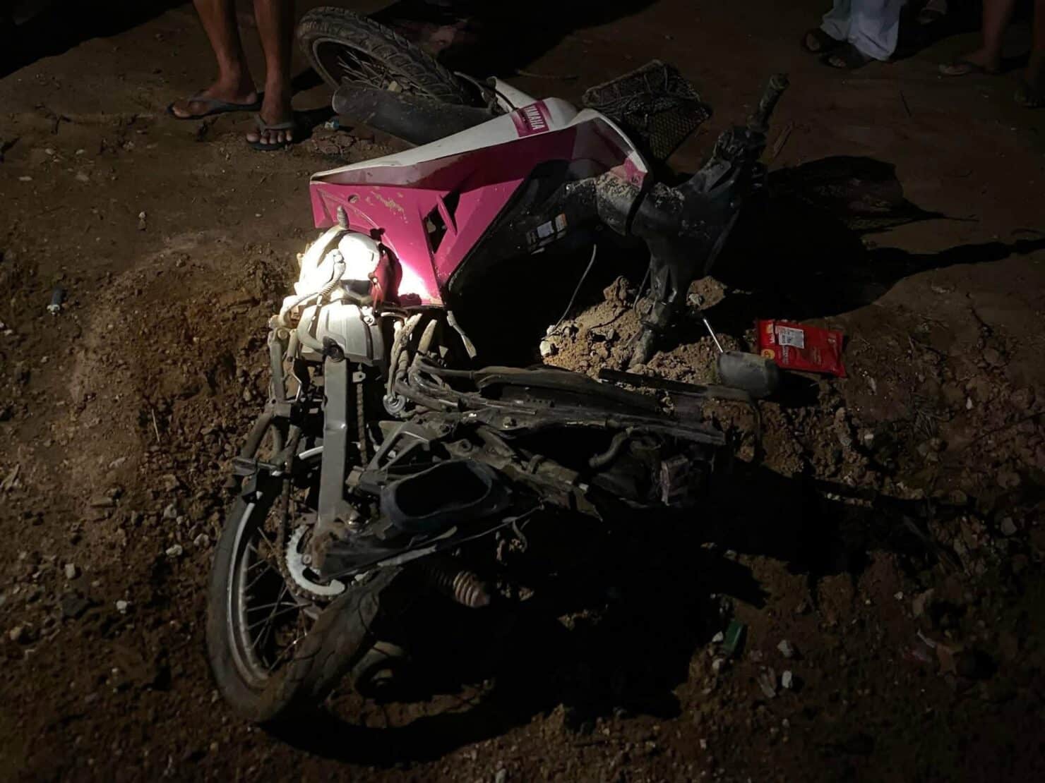 ร.ต.ท. ซิ่งเก๋งชนท้าย จยย. ยายวัย 78 ดับสลดกลางถนน สภาพจักรยายนต์พังเละ