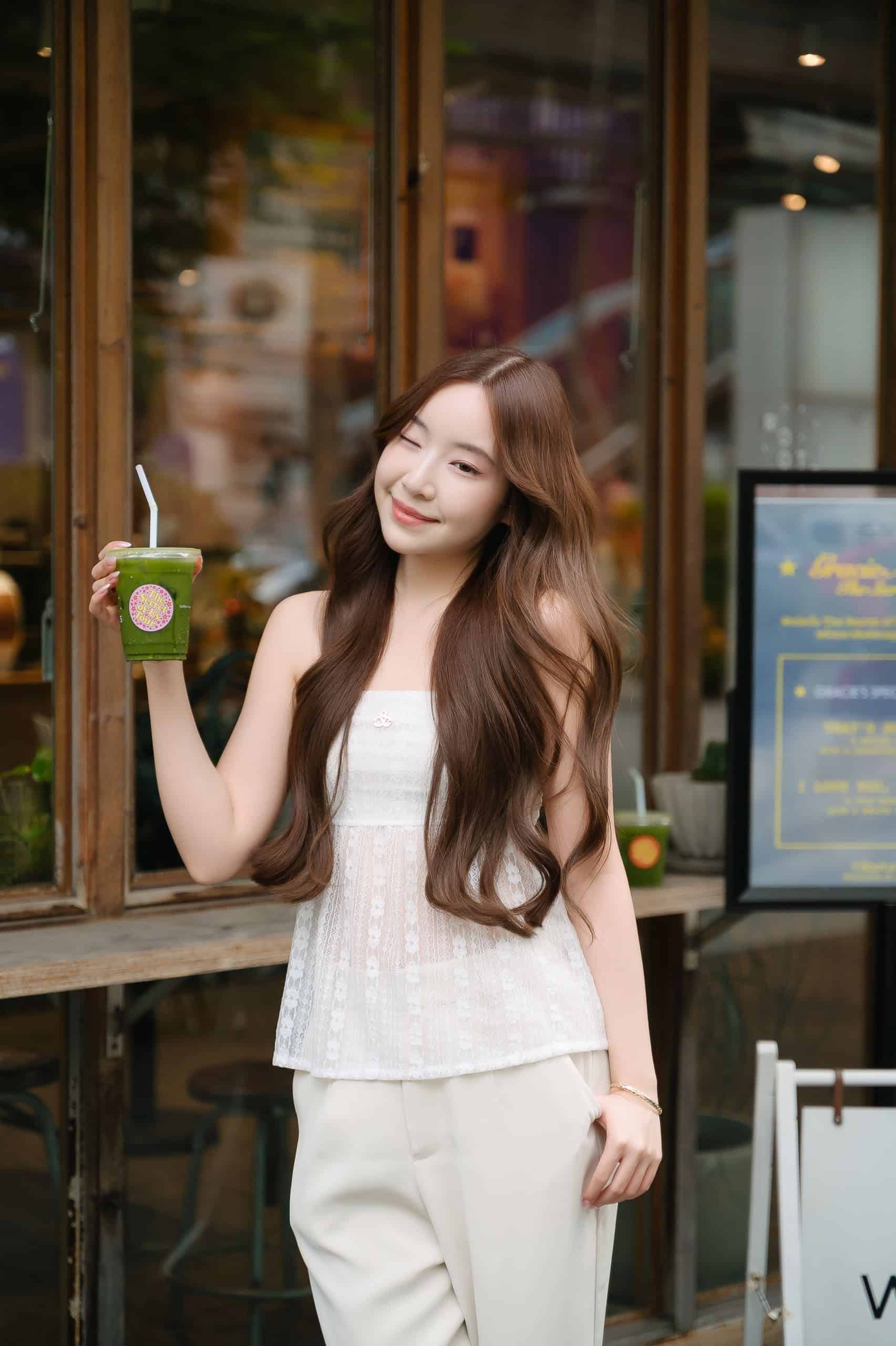 บรรยากาศภายในร้าน Roots สาขาสาธร กับการแนะนำ 2 เมนูเครื่องดื่มสุดพิเศษ “That’s So Matcha” และ “I Love You, I’m Coffee”พร้อม จากแคมเปญ Universal Music Thailand x Roots “Gracie Abrams: The Secret of Us Thailand” ในรอบสื่อมวลชนและอินฟลูเอนเซอร์ เมื่อวันที่ 31 มีนาคมที่ผ่านมา