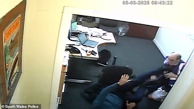 เพื่อนรักหักเหลี่ยมโหด! ครูใหญ่ใช้ประแจฟาดรองครูใหญ่ กลางวันแสกๆ ในโรงเรียน