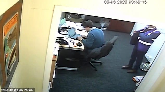 ช็อก! ครูใหญ่อังกฤษ ควงประแจเหล็ก กระหน่ำฟาดหัวรองครูใหญ่ใน รร.