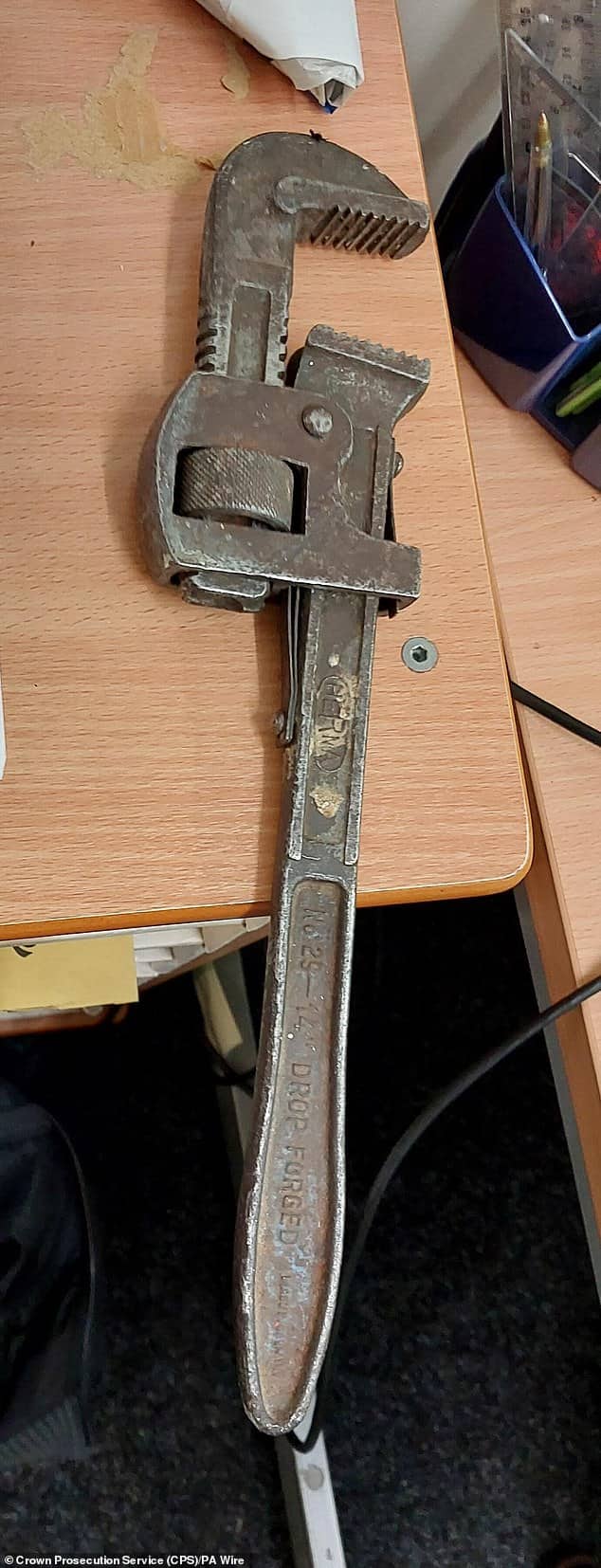 สติแตก! ครูใหญ่รู้เมียเก็บท้องลูกตัวเอง-มีสัมพันธ์กับเพื่อนรัก คว้าประแจฟาด