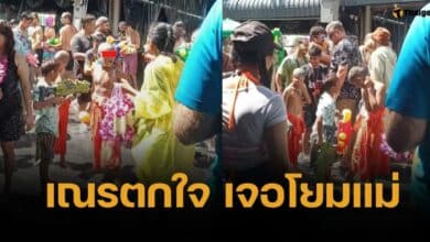 สุดโป๊ะ น้องเณรยืนเล่นน้ำสงกรานต์ เจอ "โยมแม่" เดินผ่าน ชาวเน็ตแซวฉ่ำ