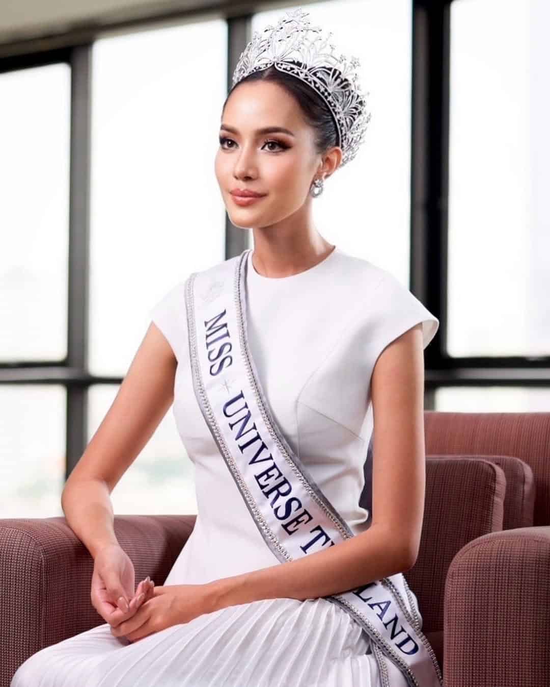 มิสยูนิเวิร์ส ประกาศปลด โอปอล สุชาตา รองอันดับ 3 เหตุไปประกวด มิสเวิลด์ 2025-3