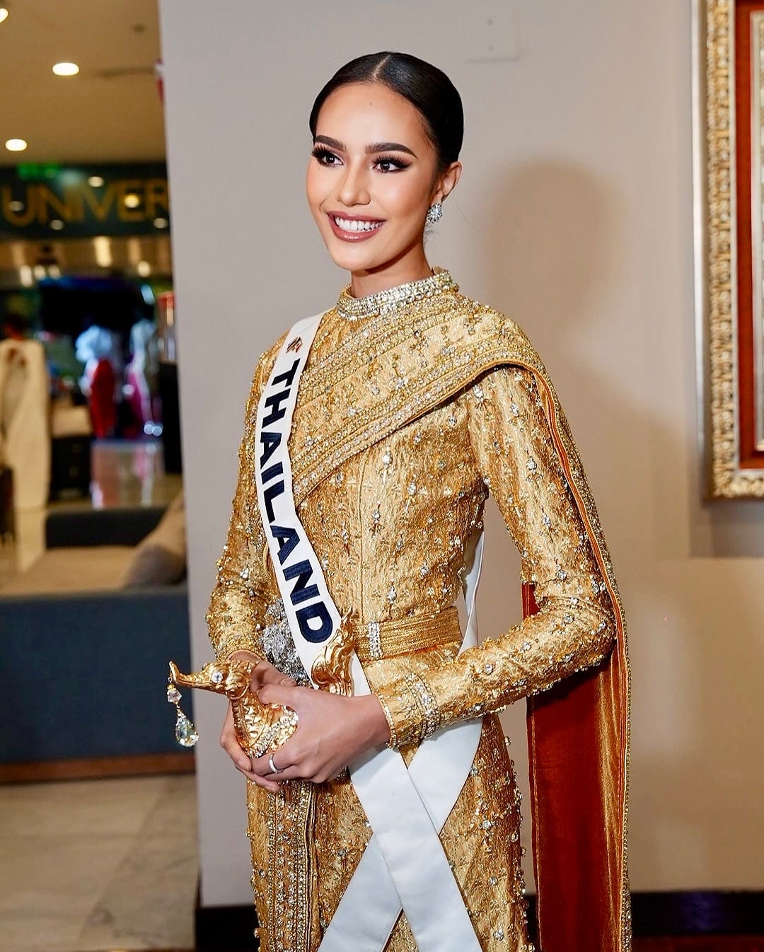 มิสยูนิเวิร์ส ประกาศปลด โอปอล สุชาตา รองอันดับ 3 เหตุไปประกวด มิสเวิลด์ 2025-2