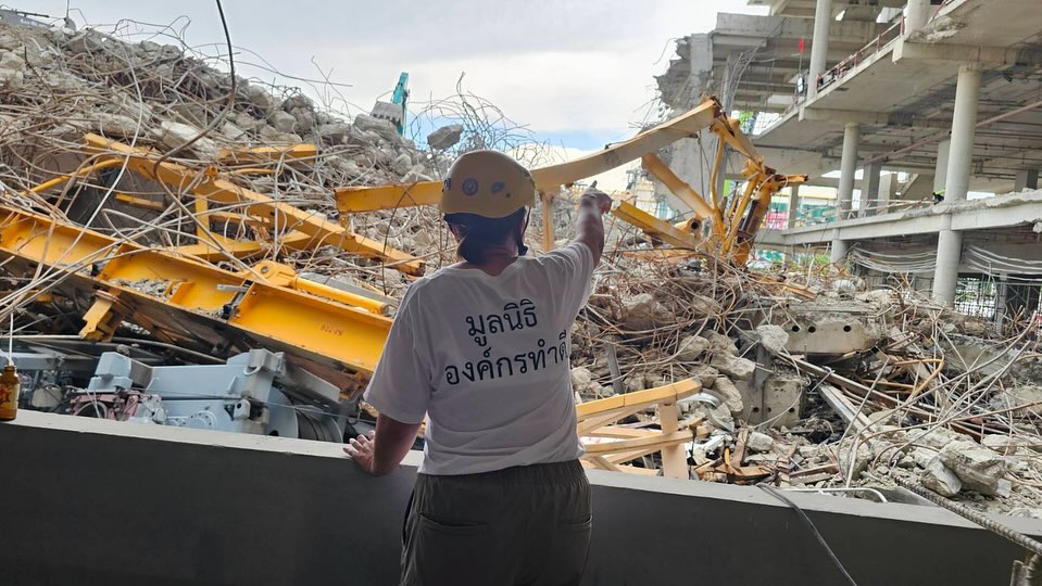 บุ๋ม ปนัดดา ฟาดเกรียนเมนต์แซะ สร้างภาพยืนชี้ซากตึกสตง.-1