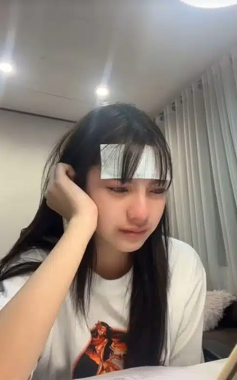 พั้นรักแมว โพสต์คลิปอ่านหนังสือทั้งน้ำตา